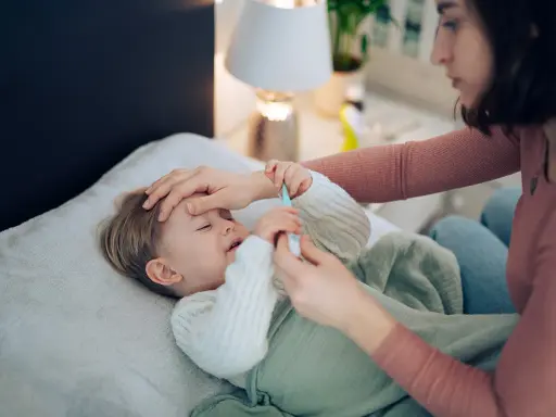 Mutter misst Fieber bei krankem Kind. Hoffnung auf Heilung, auch bei Kinder Asthma.