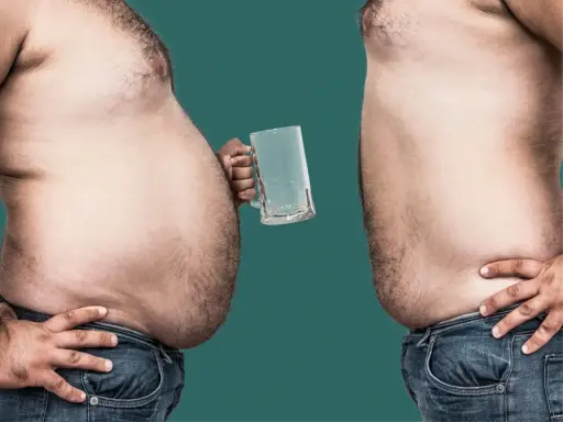 Zwei Männerbäuche im Profil. Einer hält ein leeres Bierglas. Der andere greift sich an die Hüfte. Ein visueller Hinweis auf abnehmen durch alkoholverzicht.