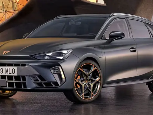 Un coche familiar oscuro con detalles deportivos, ideal para viajes largos. Estos coches cómodos combinan estilo y funcionalidad.