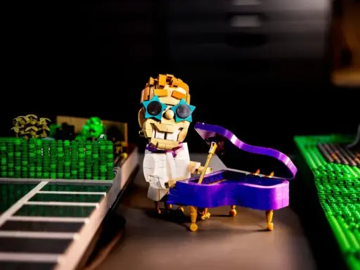 En Lego-version av Elton John spelar piano i en scen inspirerad av Lego Masters Sverige.