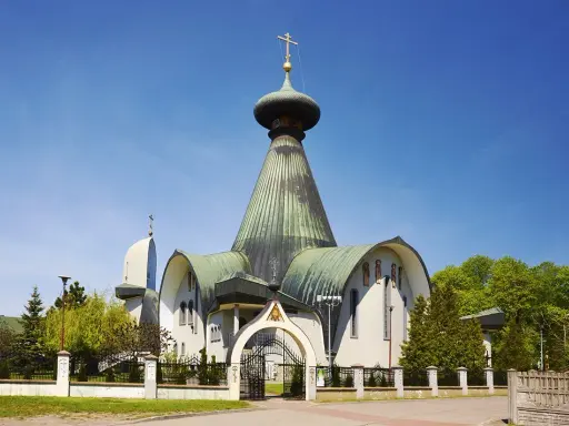 Piękna cerkiew w Polsce z charakterystyczną kopułą i krzyżem. Wspaniały przykład architektury sakralnej.