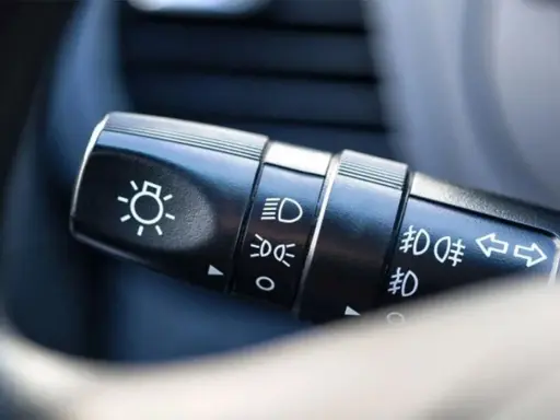 Palanca de luces del coche. Muestra los símbolos de luces bajas, altas y que luz antiniebla es obligatoria para visibilidad.