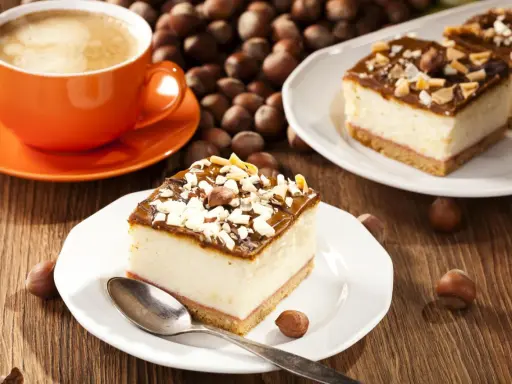 Schneller 10 min Kuchen ohne backen: cremiger Käsekuchen mit Karamell und Nüssen, dazu ein Kaffee.