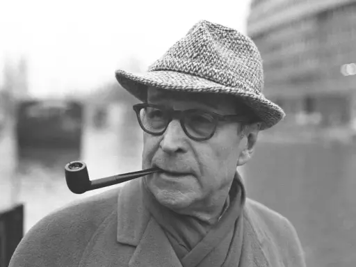 L'autore Georges Simenon con la pipa, un'immagine che evoca i suoi celebri maigret libri in ordine cronologico.