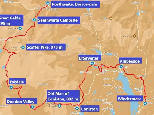 Karte des Lake District mit markierten Wanderwegen und Gipfeln wie Scafell Pike.