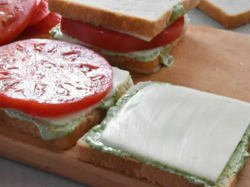 Kanapki z pomidorami i serem, gotowe do zrobienia pysznego panini.