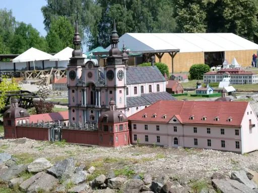 Mazurolandia i park miniatur Warmii i Mazur: miniatury zabytkowych budowli, w tym kościoła i pałacu, na tle zieleni.