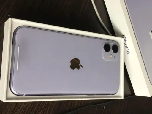 Nowy, fioletowy iPhone 11 w pudełku.