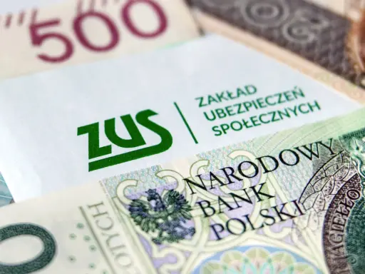 ZUS i polskie banknoty. Dowiedz się, jakie składki obejmuje umowa zlecenie.