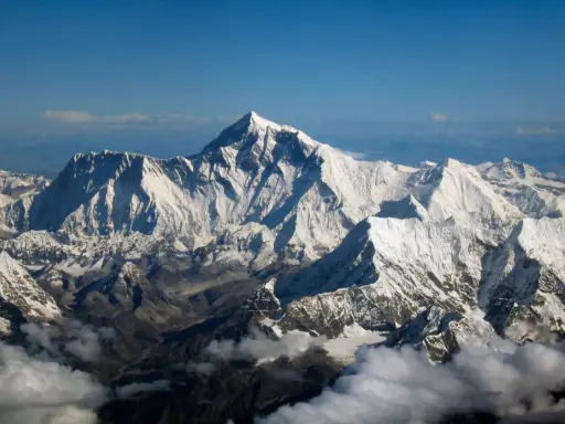 Majestatyczny Everest góruje nad ośnieżonymi szczytami Himalajów. Widok zapiera dech w piersiach, wszystko za Everest.