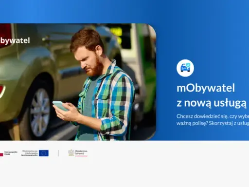 Mężczyzna sprawdza telefonem ważność OC po numerze rejestracyjnym pojazdu. Aplikacja mObywatel oferuje nową usługę.