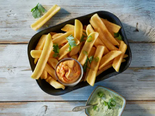 En skål med gyllene pommes frites, perfekt för att doppa i den krämiga såsen till pommes.