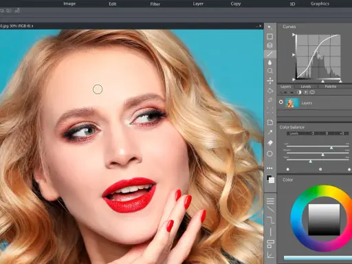 Interfaz de programas para editar fotos, mostrando una mujer con maquillaje y herramientas de ajuste de color y curvas.