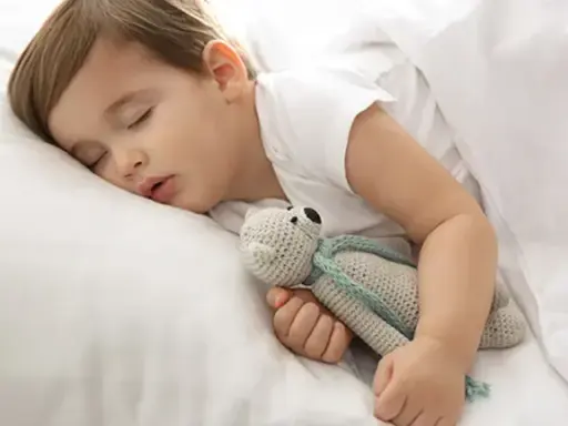 Rezygnacja z drzemki: Kiedy dziecko jest gotowe i jak mu pomóc?