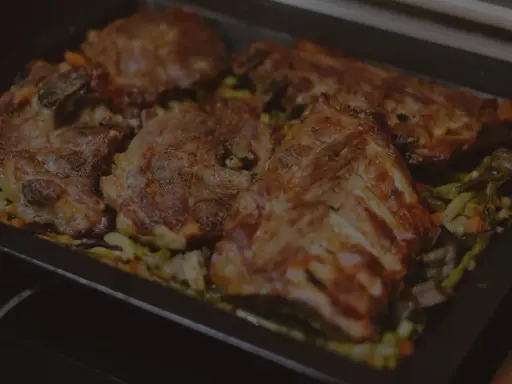 Ugnsbakade kotletter med grönsaker. Perfekt kotlett temperatur för en saftig måltid.
