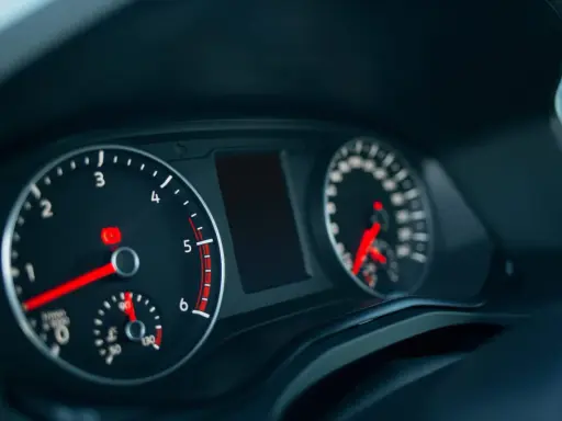 El tacómetro muestra el motor en ralenti coche, con la aguja cerca de 0 RPM. El velocímetro está apagado.