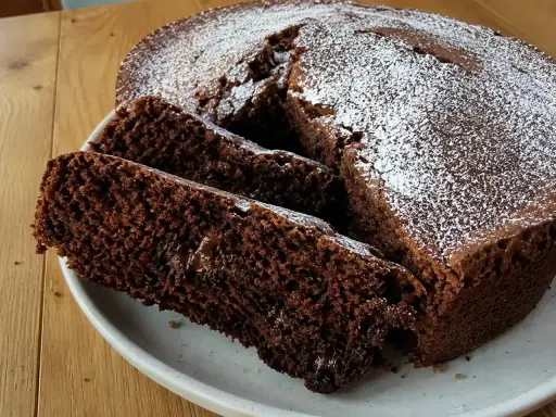 En saftig socker kaka med chokladfyllning, pudrad med florsocker. Perfekt för fikat!