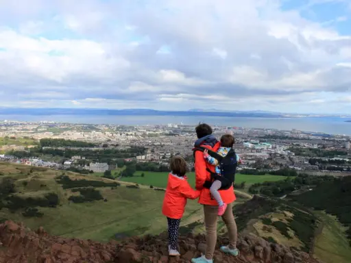 Familia disfrutando de vistas panorámicas de Edimburgo con niños. Un día perfecto para explorar la ciudad.