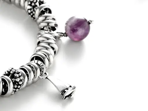 Bracciale con charm e una sfera di ametista, simbolo di pace e spiritualità. L'ametista significato esoterico è noto per la sua capacità di calmare la mente.