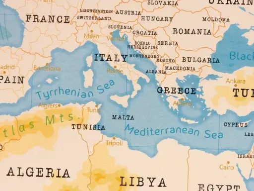 Mapa Europy i Afryki Północnej. Widać Morze Śródziemne, Morze Tyrreńskie, Włochy, Grecję, Tunezję, Algierię. Kreta jakie morze? Morze Śródziemne.