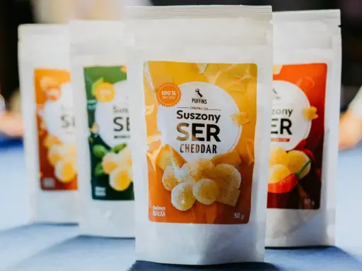 Suszony ser cheddar w opakowaniach. Czy ser jest policzalny czy niepoliczalne? Te chrupki serowe to świetna przekąska.