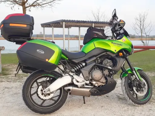 Zielony Kawasaki Versys 650 z kuframi, gotowy na wyprawę. Poznaj jego versys 650 dane techniczne.