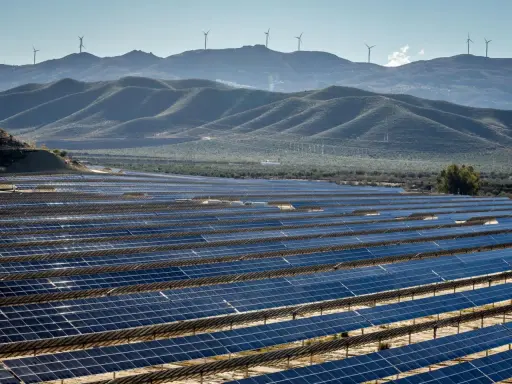 Weite Solarfelder und Windräder auf Hügeln prägen die Landschaft. Ein Zeichen für die fortschreitende energieversorgung spanien.