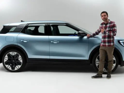 Hombre junto a un coche azul claro, mostrando las medidas del Ford Explorer.