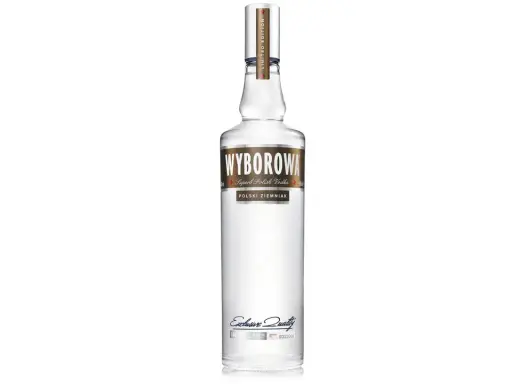 Eine klare Flasche Wyborowa Wodka, "Polski Ziemniak" steht im Fokus. Diese limitierte Edition, hergestellt aus Kartoffeln, verspricht exklusive Qualität.