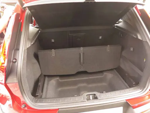 Maletero Volvo XC40 vacío y limpio, listo para cargar equipaje o compras. El espacio es amplio y organizado.