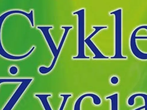 Niebieskie litery na zielonym tle tworzą napis "Cykle życia". Numerologia pomaga zrozumieć te cykle.