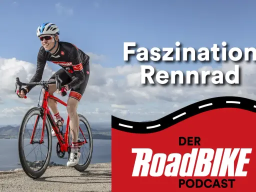 Faszination Rennrad: Ein Radfahrer genießt die Aussicht, während der RoadBIKE Podcast zum Hören einlädt.