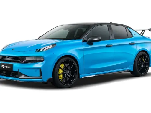 Ein leuchtend blauer Lynk & Co 03+ mit schwarzem Dach und Spoiler, schwarzen Felgen und gelben Bremssätteln.