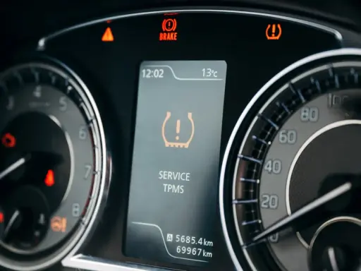 Na desce rozdzielczej świeci się kontrolka cisnienia opon TPMS. Obok widnieje też kontrolka hamulca.