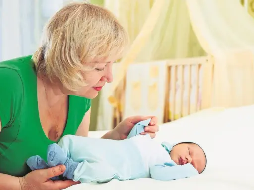 Zatrudnij babcię do opieki nad wnukiem? Zobacz, jak zyskać!