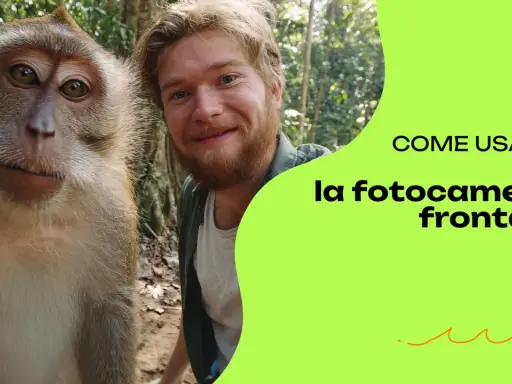 Un uomo sorride accanto a una scimmia, forse per questo la fotocamera interna è sfocata. Testo: "COME USARE la fotocamera frontale".