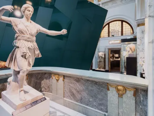 Antik staty i marmor i en modern museimiljö. En av många sevärdheter på roliga museum i Stockholm.