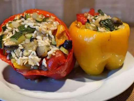 Peperoni ripieni senza carne, un piatto colorato e saporito con riso e verdure miste, pronto per essere gustato.