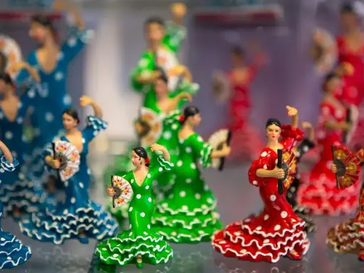 Figurki tancerek flamenco w kolorowych sukniach z falbankami i wachlarzami. Idealne pamiątki, by poczuć klimat Hiszpanii. Co przywieźć z Hiszpanii? Te figurki!