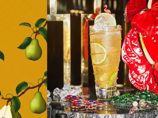 En läcker drink med Xante, garnerad med lime och en flamingotopp. Päron på en gul bakgrund till vänster.