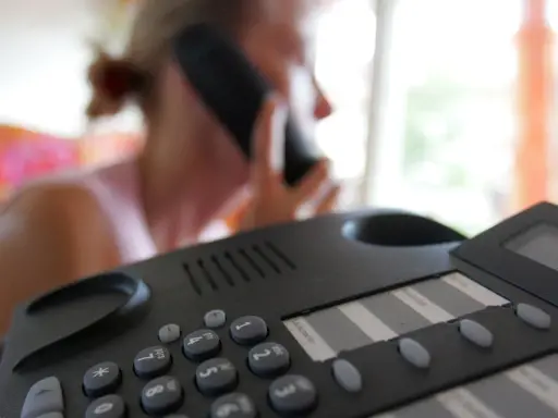 Frau am Telefon, hört auf eine Stimme. Ein fake-anruf mit stimme könnte sie täuschen.