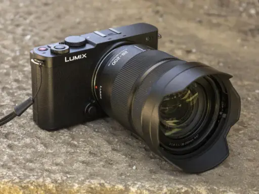Cámara Lumix S9 negra con lente 28-200mm, lista para capturar momentos.