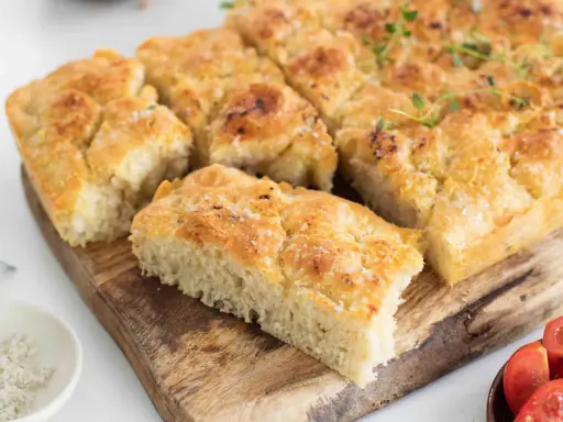 Nybakad focaccia med rosmarin och flingsalt, perfekt för ett enkelt recept.