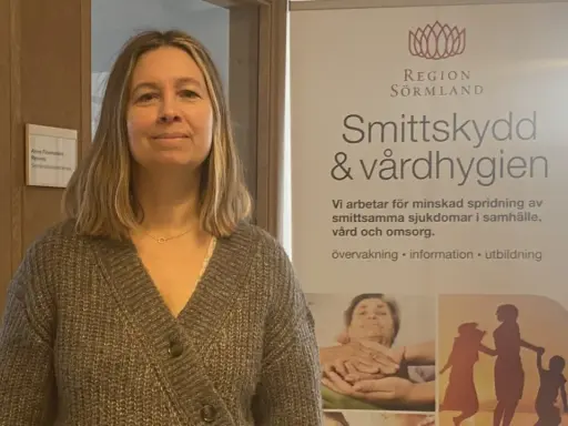 Kvinna framför banderoll om smittskydd och vårdhygien i Region Sörmland. Hon arbetar troligen med tbe kalmar.