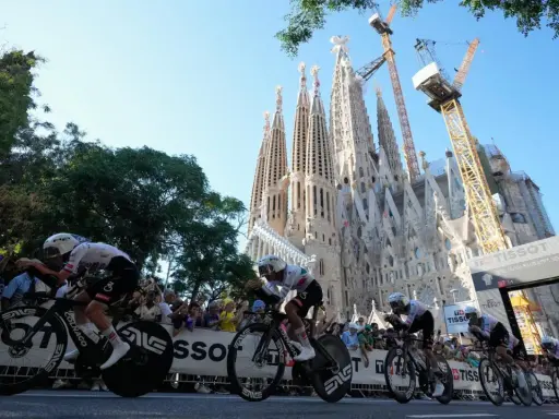Radfahrer im Zeitfahren vor der Sagrada Familia. Der Tour de France Start in Barcelona ist ein Spektakel.