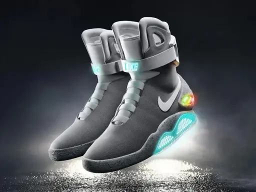 Szare buty Nike z podświetlaną podeszwą i logo, przypominające najdroższe buty Nike z filmu.