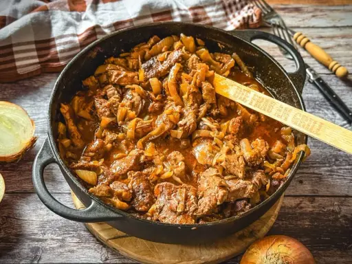 Herzhaftes Zwiebelfleisch im Dutch Oven, mit Zwiebeln und Fleisch in einer würzigen Sauce. Ein Klassiker, der auf keinem Grill fehlen darf.