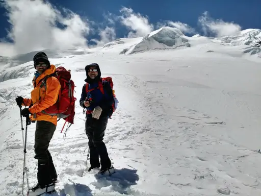 Dwóch alpinistów na śnieżnym szlaku w kierunku Mera Peak.