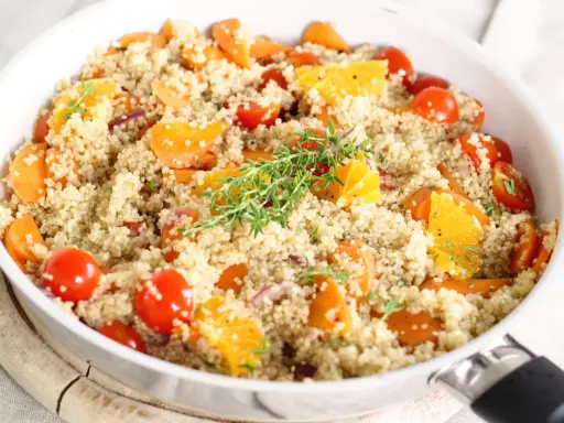 Bunter Quinoa-Salat mit Karotten, Tomaten und Orange. Ein Beweis, dass ist quinoa gesund und lecker ist.