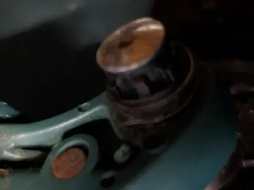 Zepsute kółko walizki Ochnik z bliska, widoczny mechanizm mocowania.